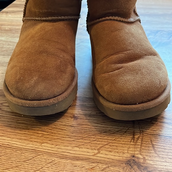 UGG Classic Short Boots - Picture 4 of 5